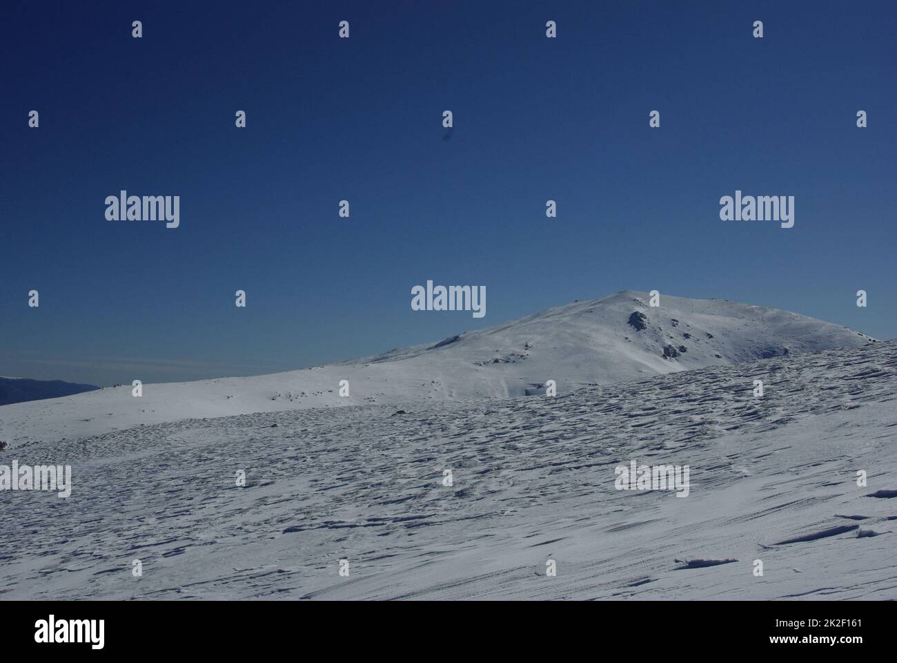 Berge mit bedecktem Schnee und Bergsteiger Stockfoto