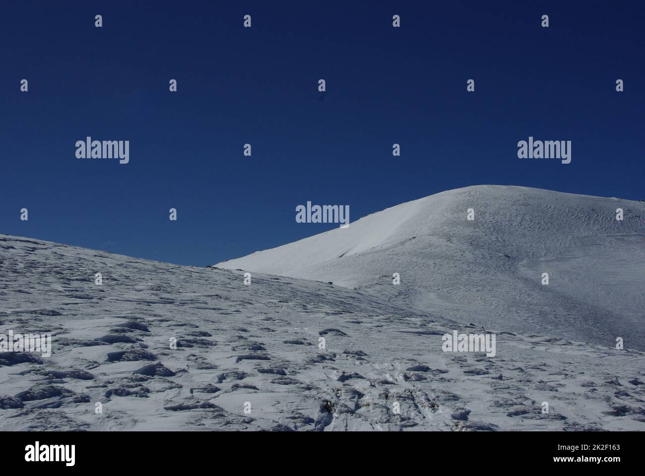 Berge mit bedecktem Schnee und Bergsteiger Stockfoto