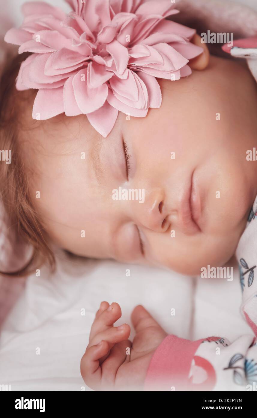 Kleines Baby Mädchen schlafen zu Hause Stockfoto