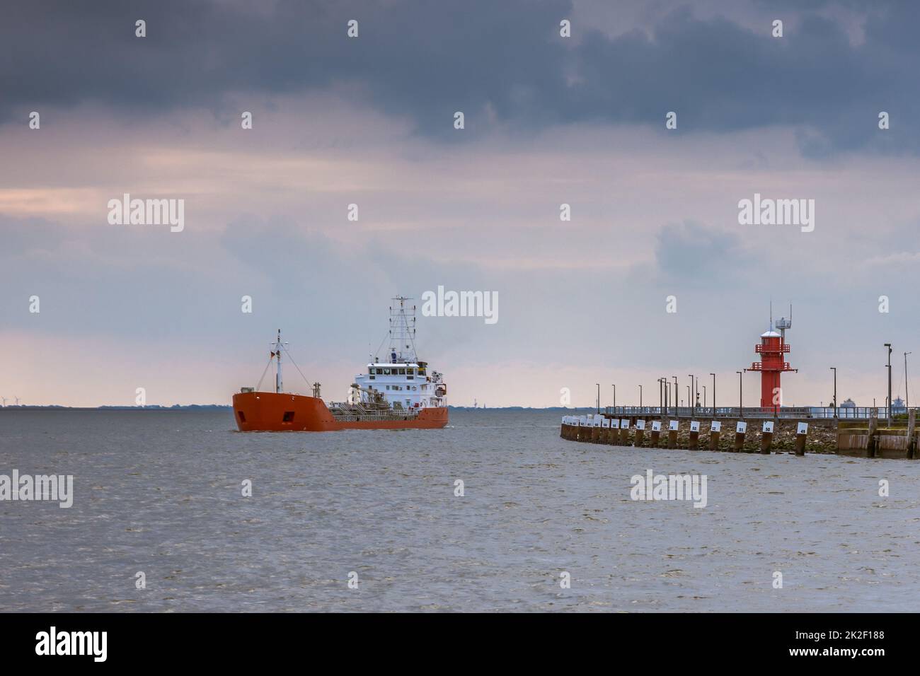 Tankschiff und Leuchtturm, Brunsbuettel, Schleswig-Holstein, Deutschland Stockfoto