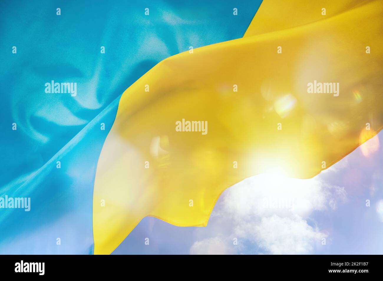 Sonnige ukrainische Landesflagge mit Wellenbewegung des Windes Stockfoto