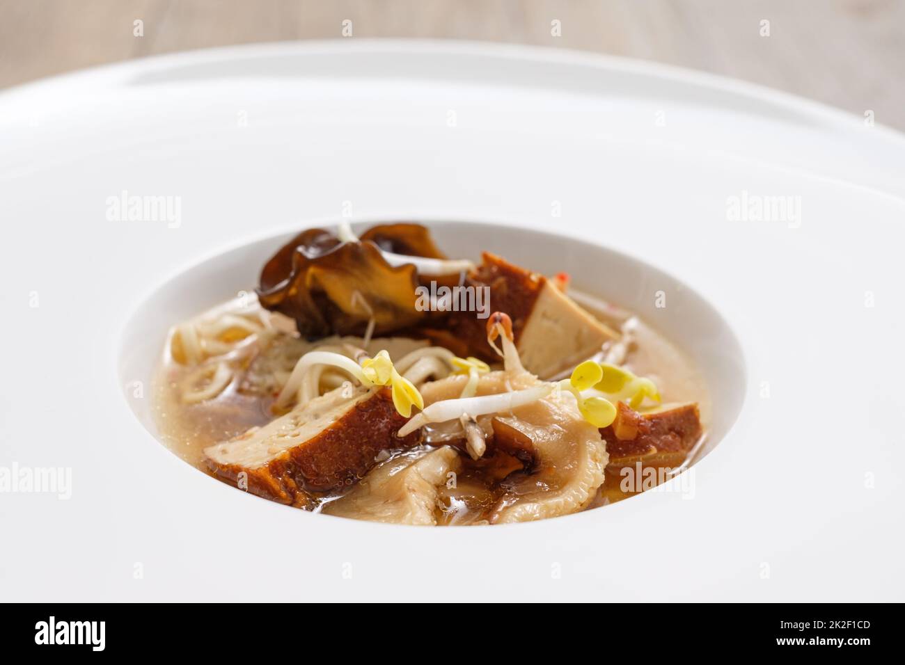 Ramen-Suppe mit Tofu-Sprossen und Pilzen Stockfoto