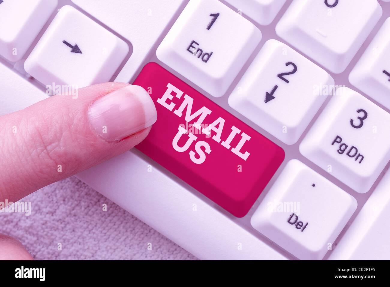 Unterschreiben Sie mit E-Mail an uns. Geschäftskonzept kommerzielle Nachricht an eine Gruppe von Anzeigen senden mit Mail Browsing Online Transaktionshistorie, organisiertes Dateisystem erstellen Stockfoto