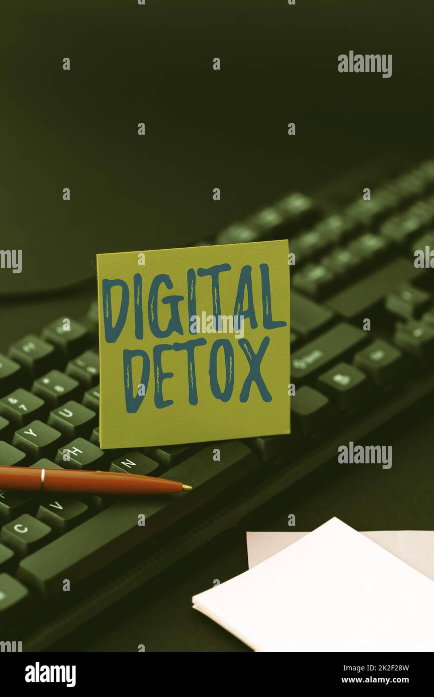 Konzeptionelle Anzeige Digital Detox. Konzeptfoto, das die Verwendung von elektronischen und digitalen Geräten verbietet und Kochanweisungen und Zutatenlisten eingibt, Online-Food-Blog Stockfoto