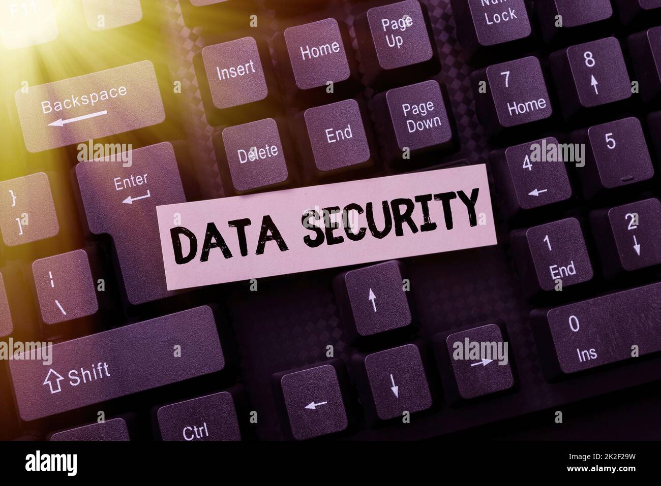 Konzeptionelle Beschriftung Datensicherheit. Der Geschäftsansatz schützte wichtige persönliche Daten vor unbefugtem Zugriff Erstellen von Kommentaren in sozialen Medien, Tippen lustiger Fragen und Antworten Stockfoto