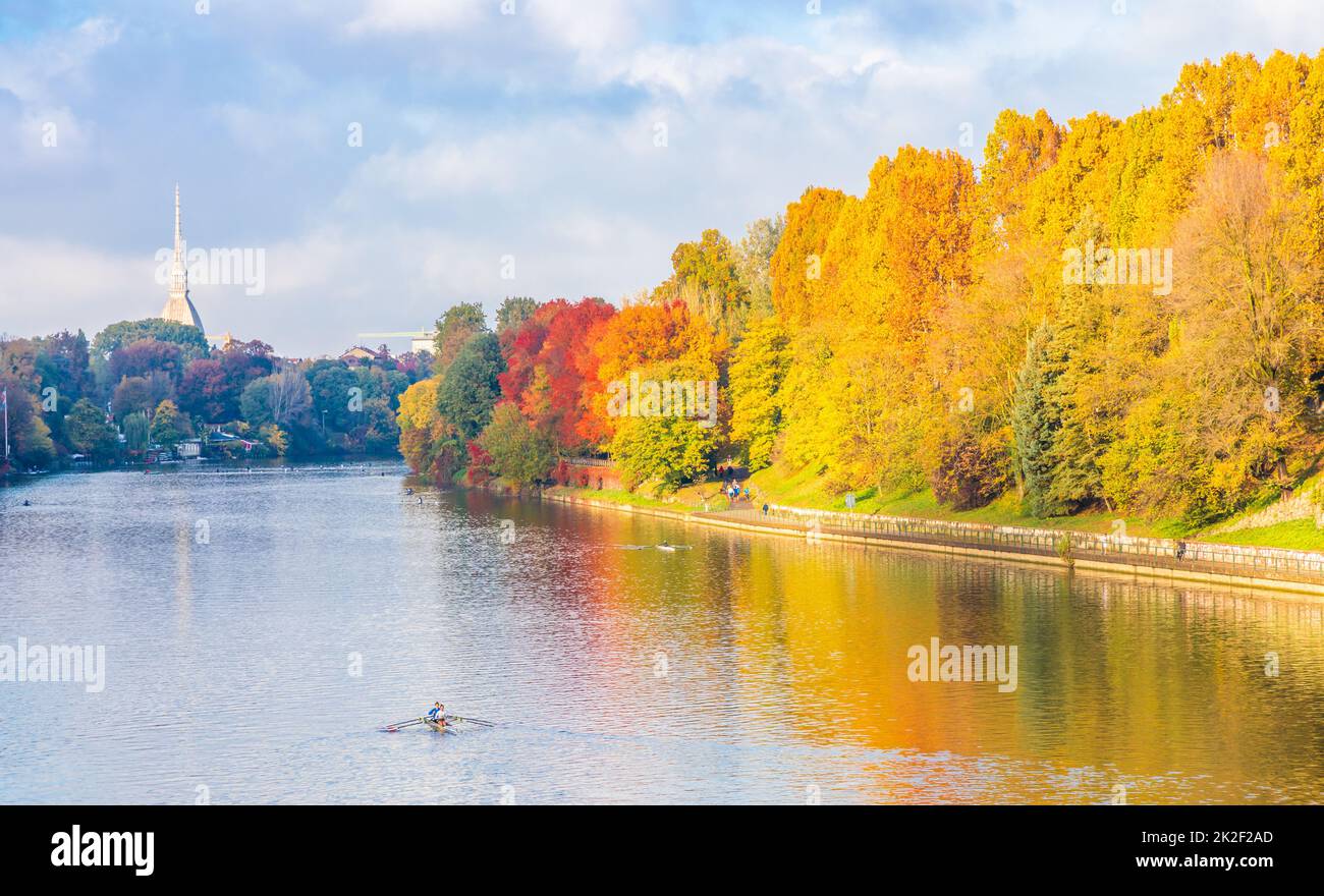 Herbst in Turin mit Po' Fluss, Region Piemont, Italien. Landschaft mit blauem Himmel. Stockfoto