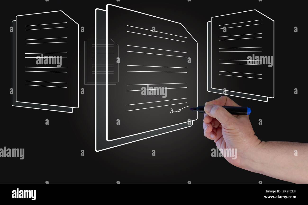 Männliche Hand hält einen Stift und Dokumente auf einem virtuellen Bildschirm, Fernsignierung, elektronische Signatur Stockfoto