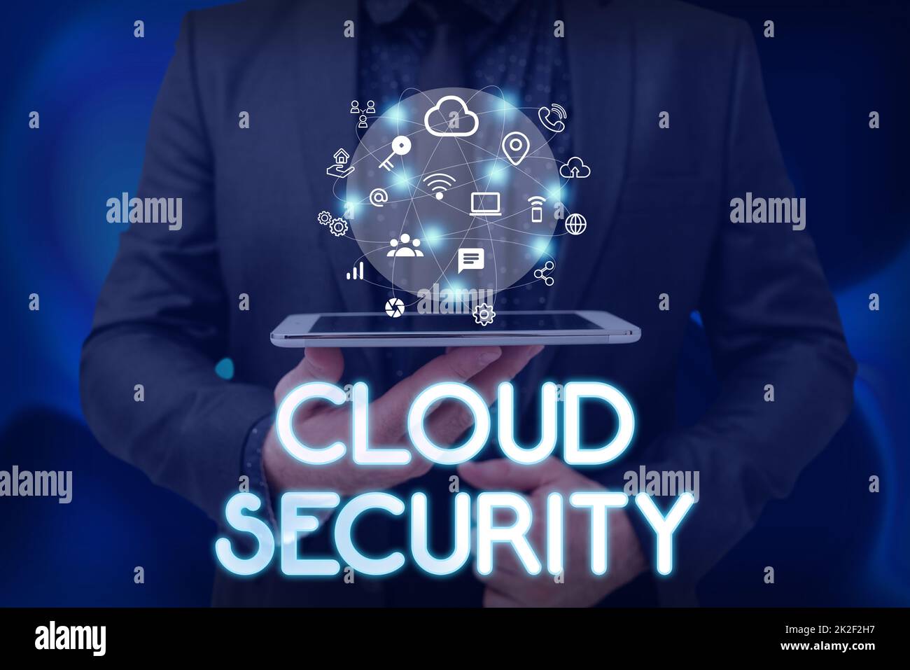 Konzeptionelle Darstellung von Cloud-Sicherheit. Internet Concept Schützen Sie die gespeicherten Informationen sicher kontrollierte Technologie man Hold Screen des Mobiltelefons zeigt die futuristische Technologie. Stockfoto