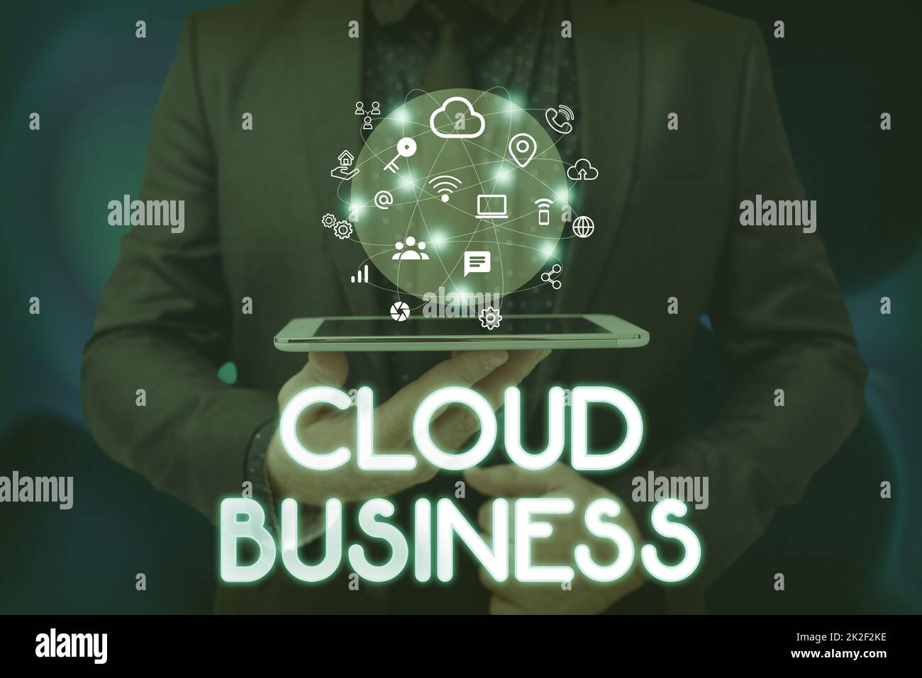 Konzeptionelle Überschrift Cloud Business. Business-Ideenverarbeitung, die auf gemeinsam genutzten Computerressourcen beruht man-Hold-Bildschirm des Mobiltelefons mit futuristischer Technologie. Stockfoto