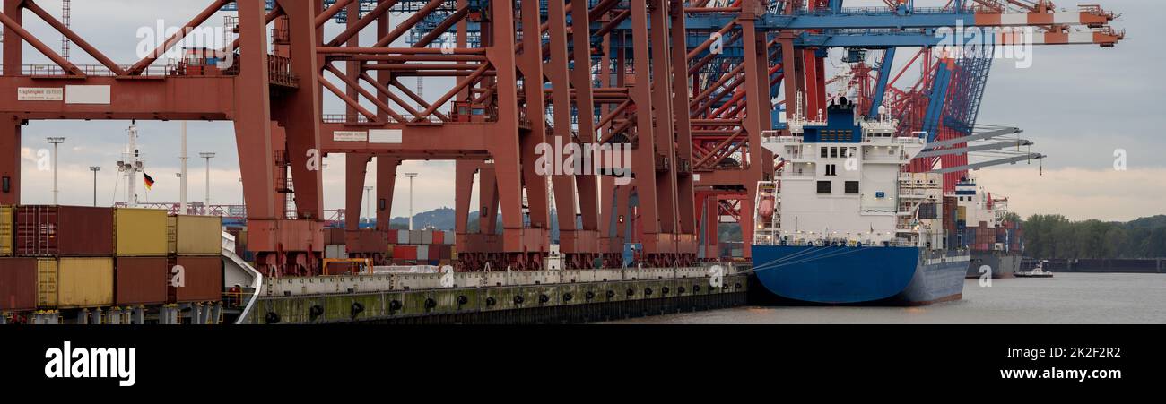 Containerschiffe im Hamburger Hafen bei Sonnenuntergang Stockfoto