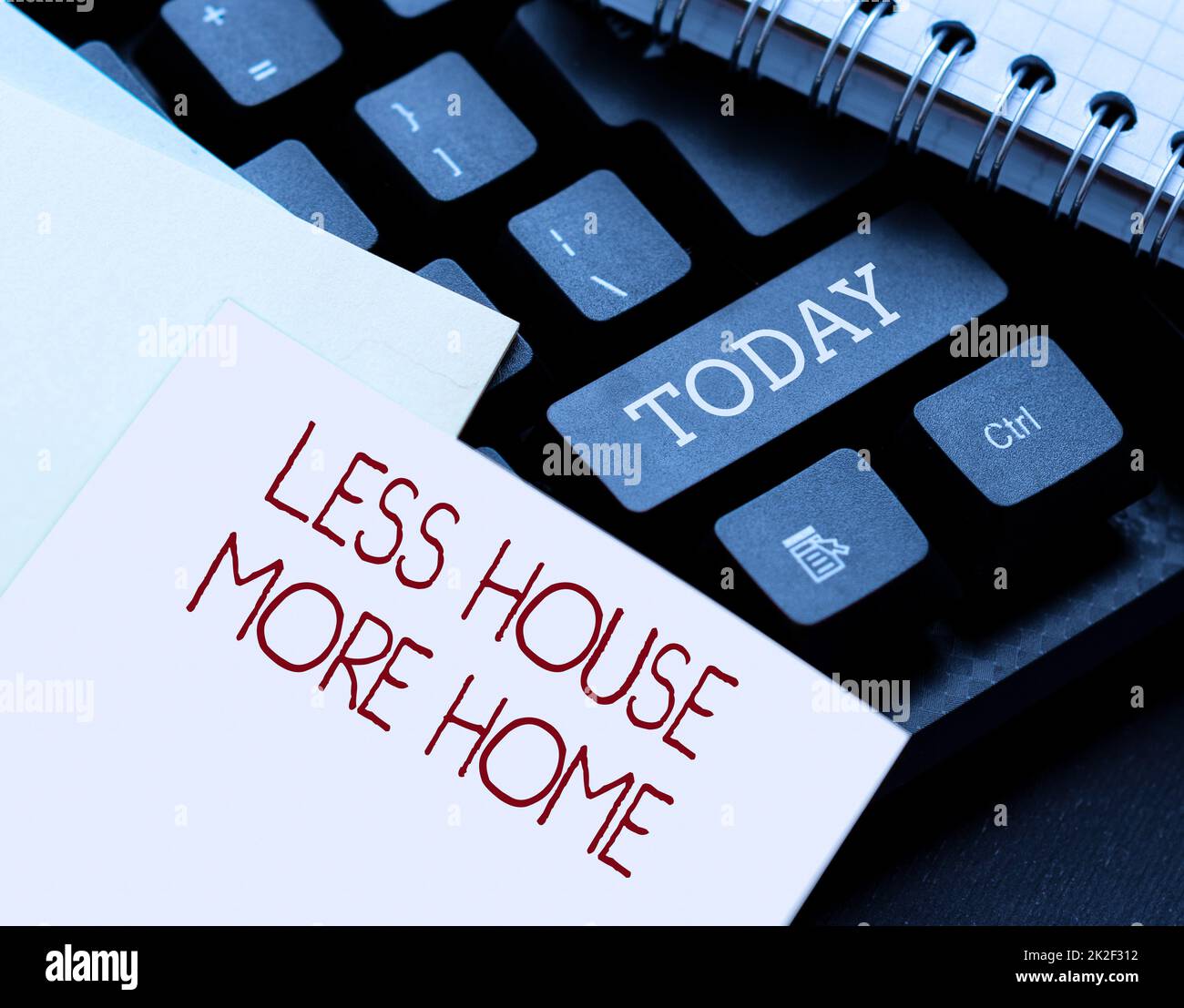 Konzeptionelle Darstellung Less House More Home. Geschäftsübersicht kleine Familiengemeinschaft Binden und zusammen bleiben Abstract gute Restaurantbewertung schreiben, Essen bestellen Online-Konzept Stockfoto