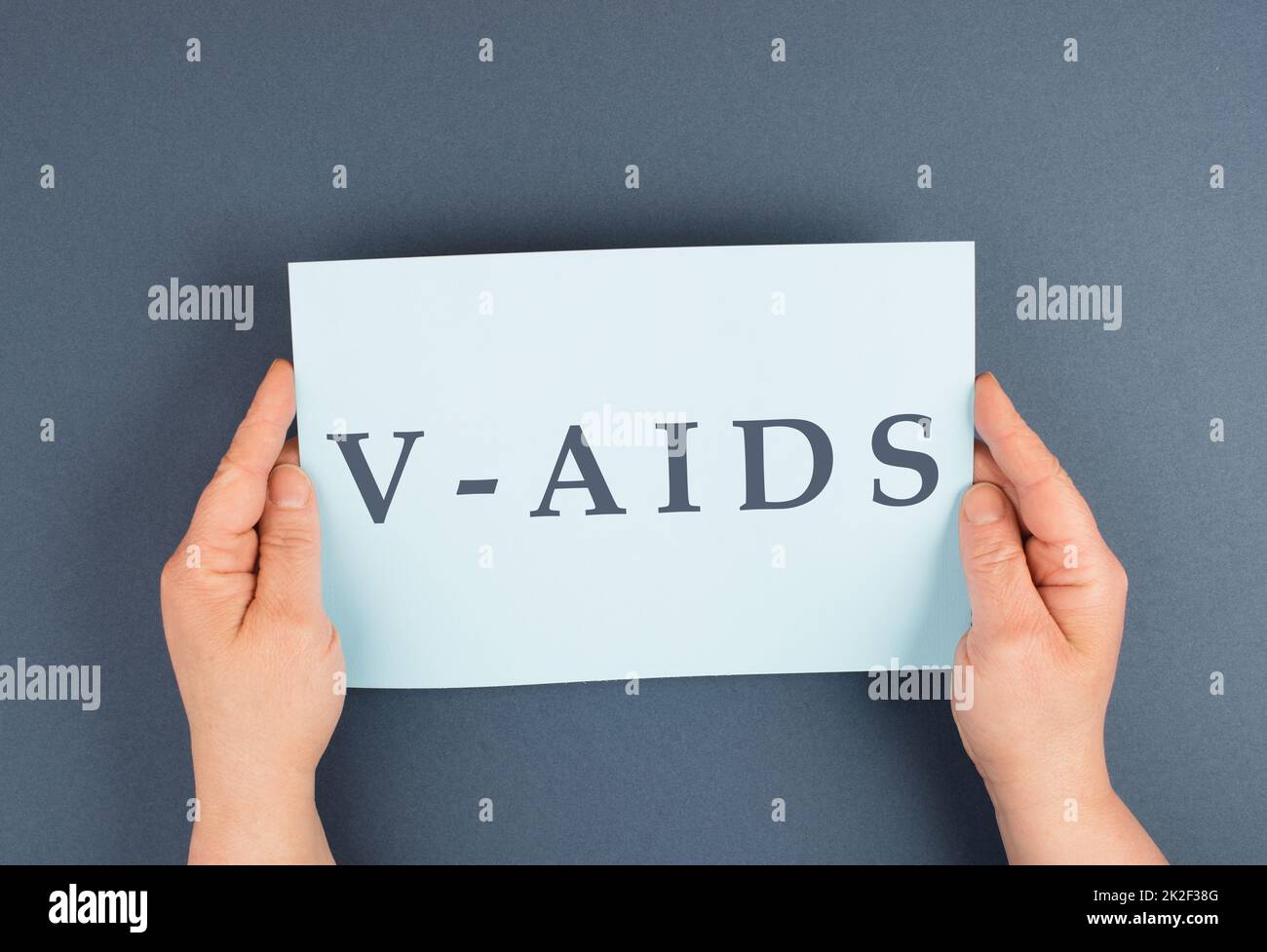 Das Wort V-AIDS steht auf einem Papier, neue Autoimmunerkrankung, die durch Covid-19-Impfung verursacht wird, Schäden des Immunsystems, Gesundheitsproblem Stockfoto