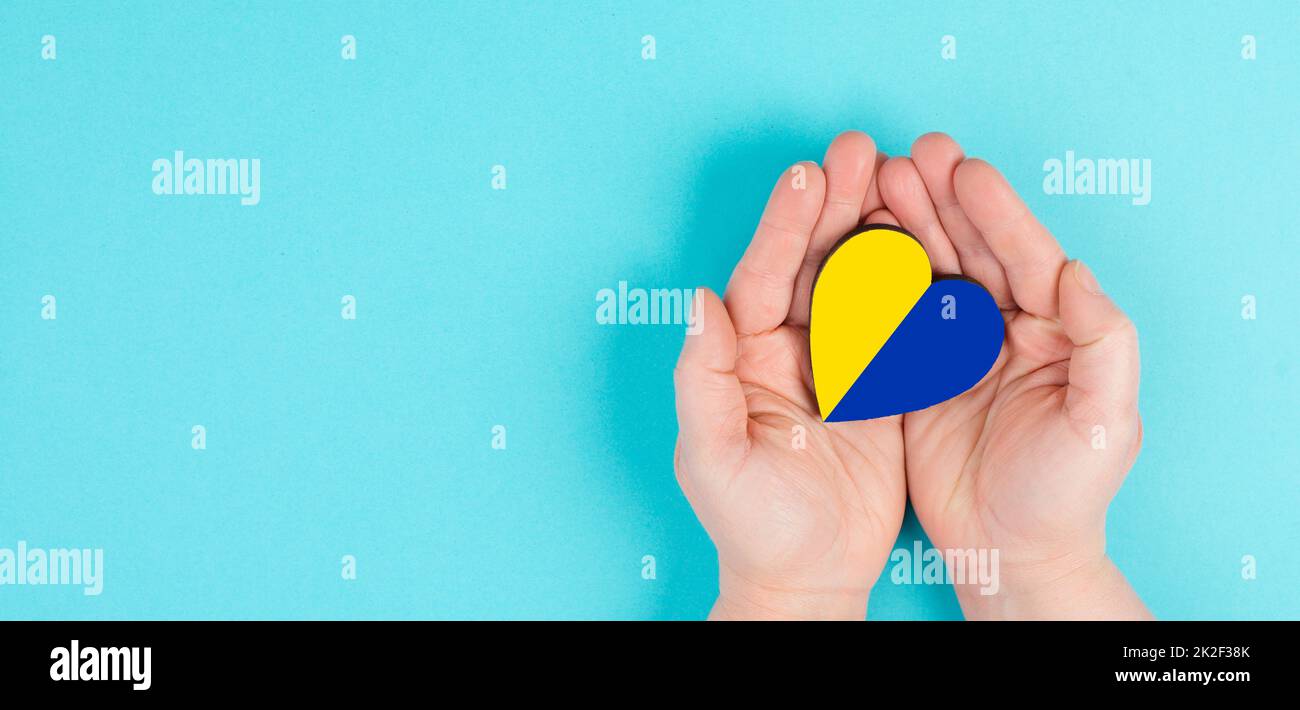 Ein Herz mit der Flagge der Ukraine, nationale Idendity, Kriegskrise zwischen der Ukraine und Russland, politische Frage, isolierter Hintergrund Stockfoto