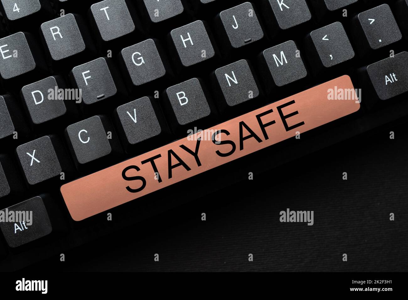 Schreiben von Textanzeigen Bleiben Sie sicher. Geschäftsansatz Schutz vor Gefahr, Schaden oder Ort, um Artikel zu speichern, die neue Bildschirmtitel-Ideen verfassen, Play Script-Konzepte eingeben Stockfoto