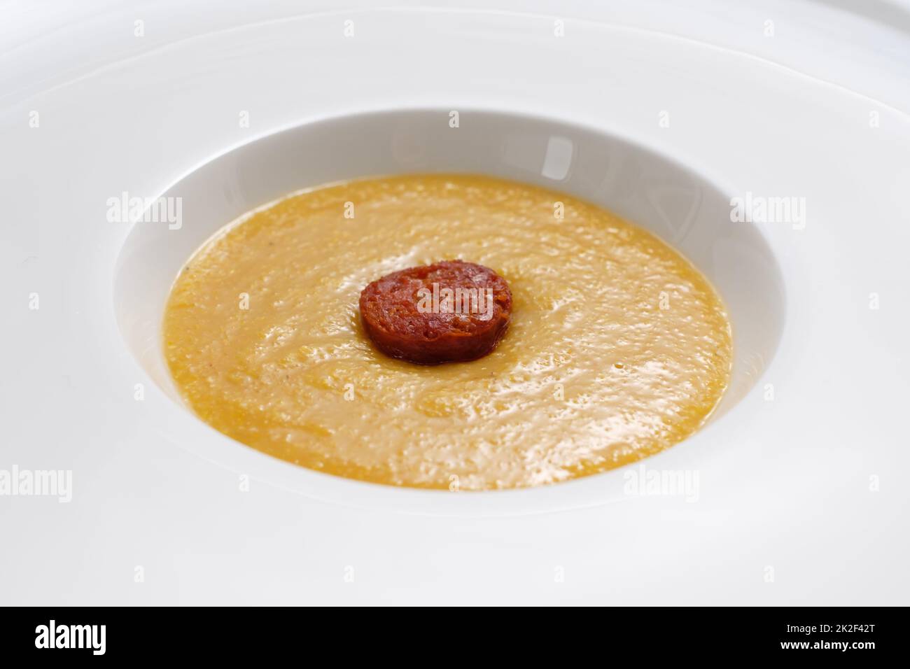 Polenta-Maiskorn mit Parmesankäse und Wurst Stockfoto