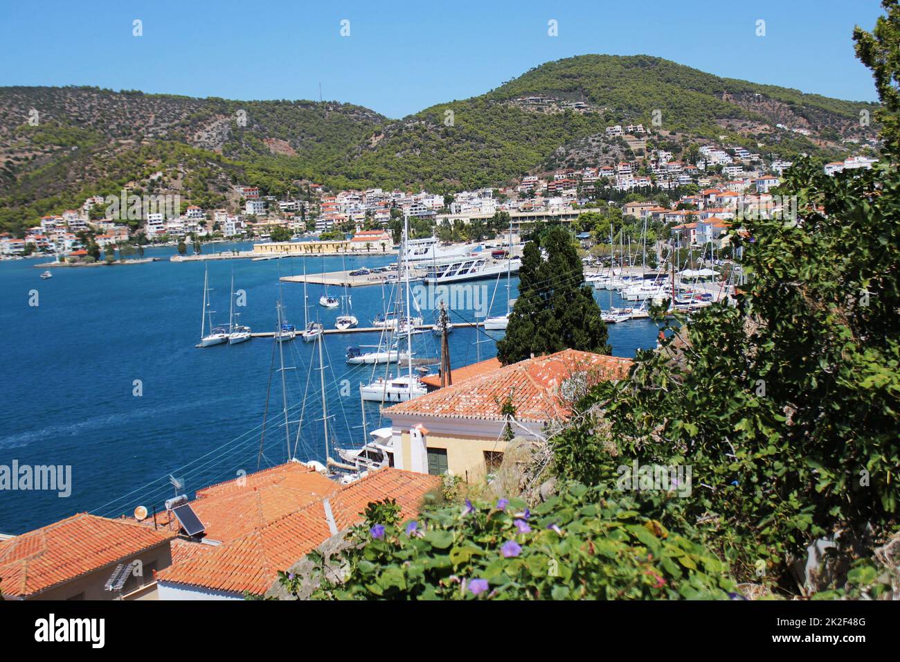 Fähre auf Poros Island in einem Sommertag in Griechenland Stockfoto