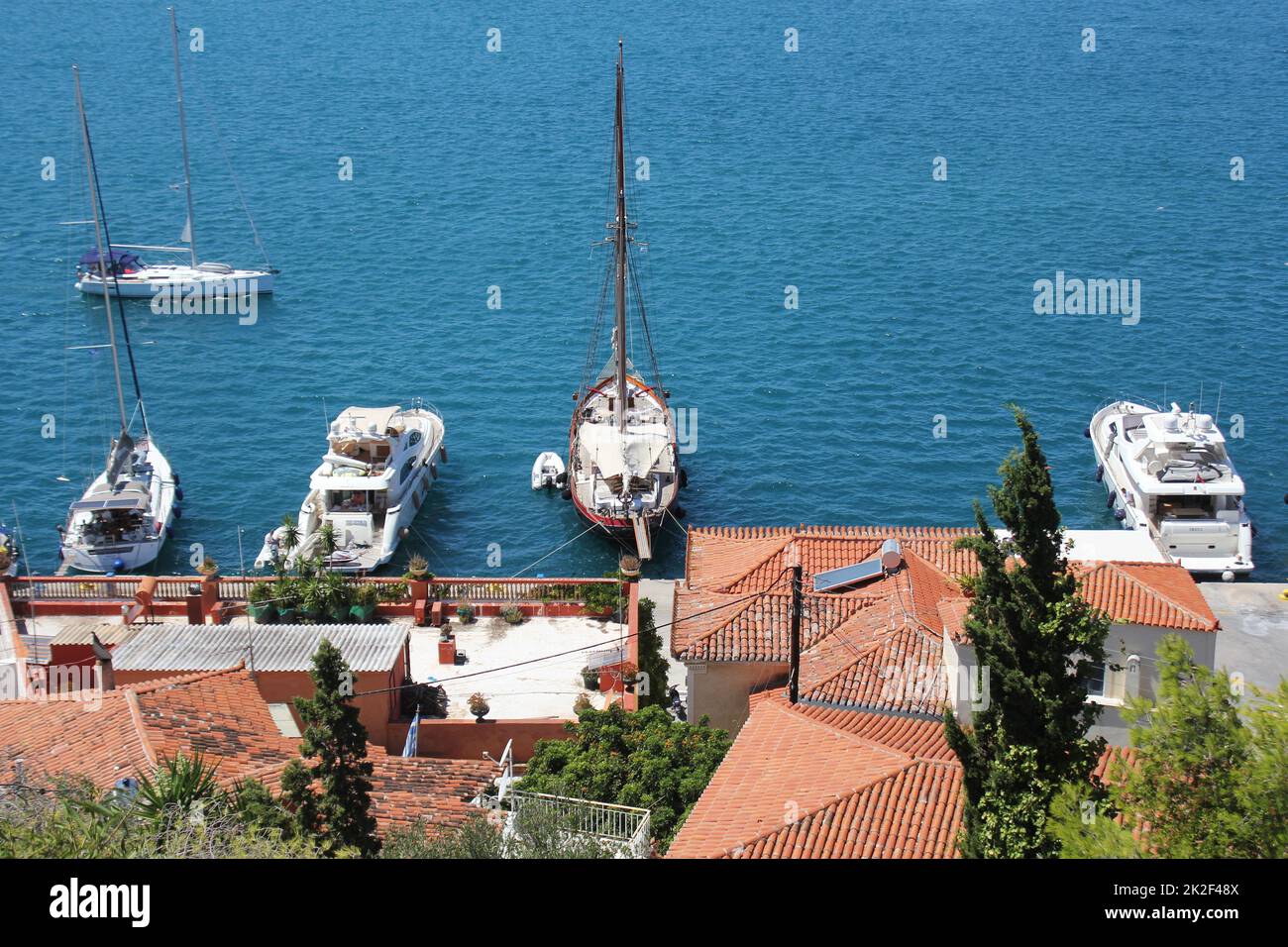 Fähre auf Poros Island in einem Sommertag in Griechenland Stockfoto