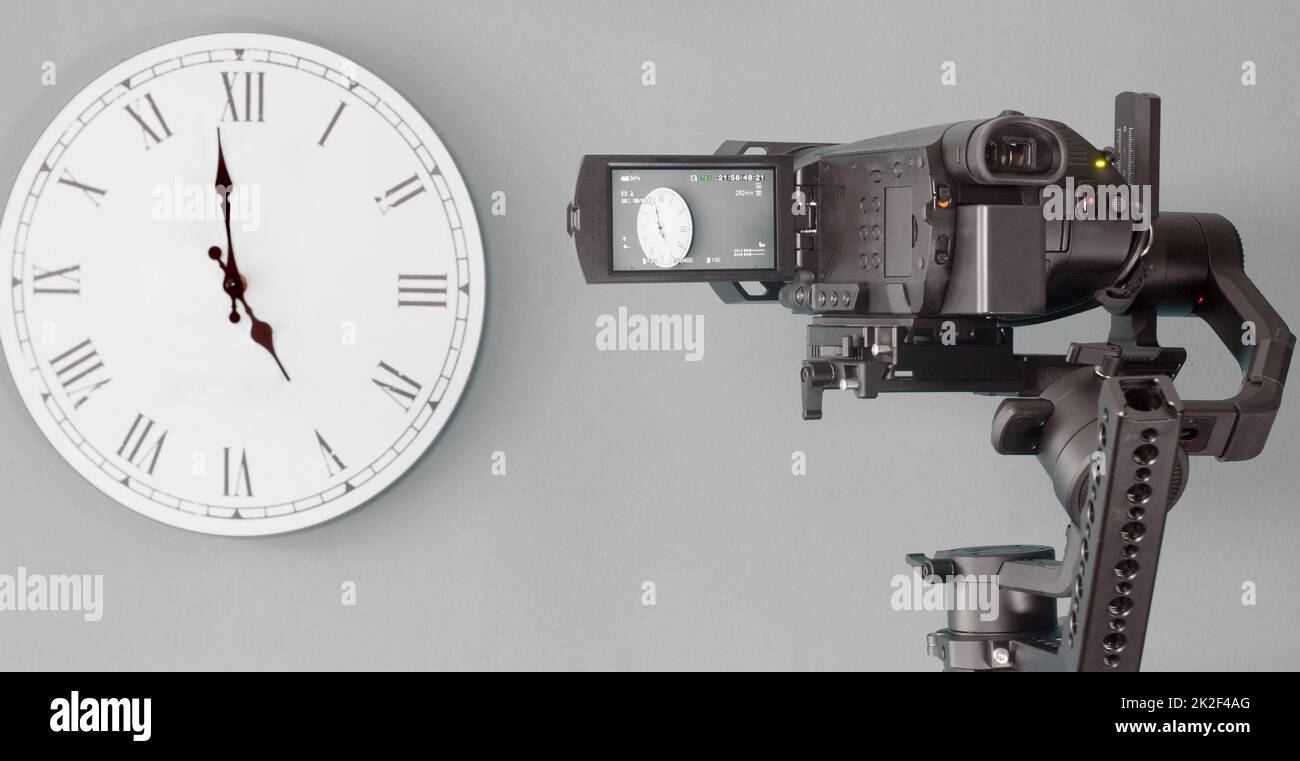 Die Kamera auf dem Gimbal schießt die Uhr ab Stockfoto