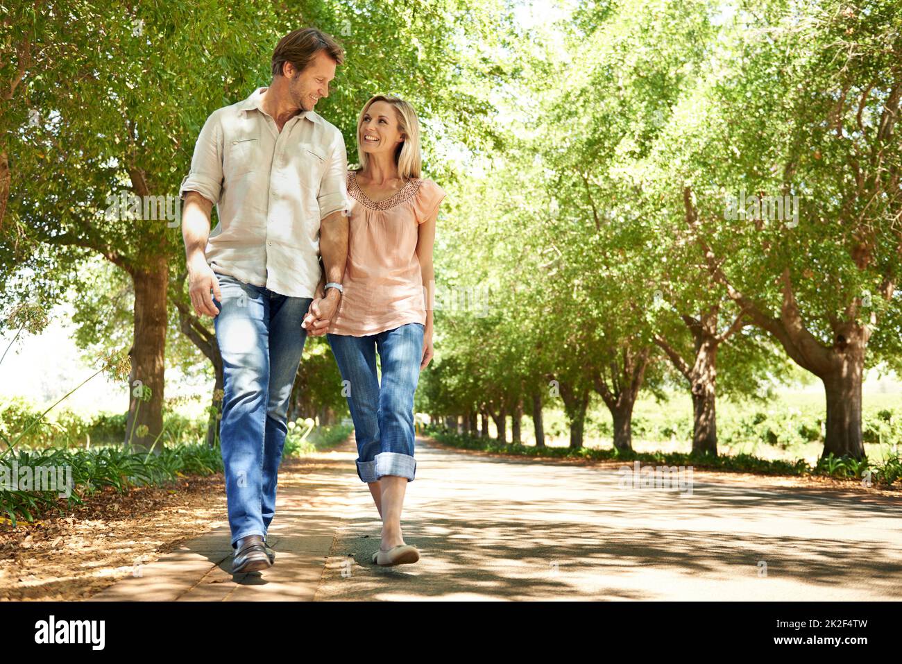 Genießen Sie einen Spaziergang im Sommer. Aufnahme eines reifen Paares, das einen Spaziergang im Park genießt. Stockfoto