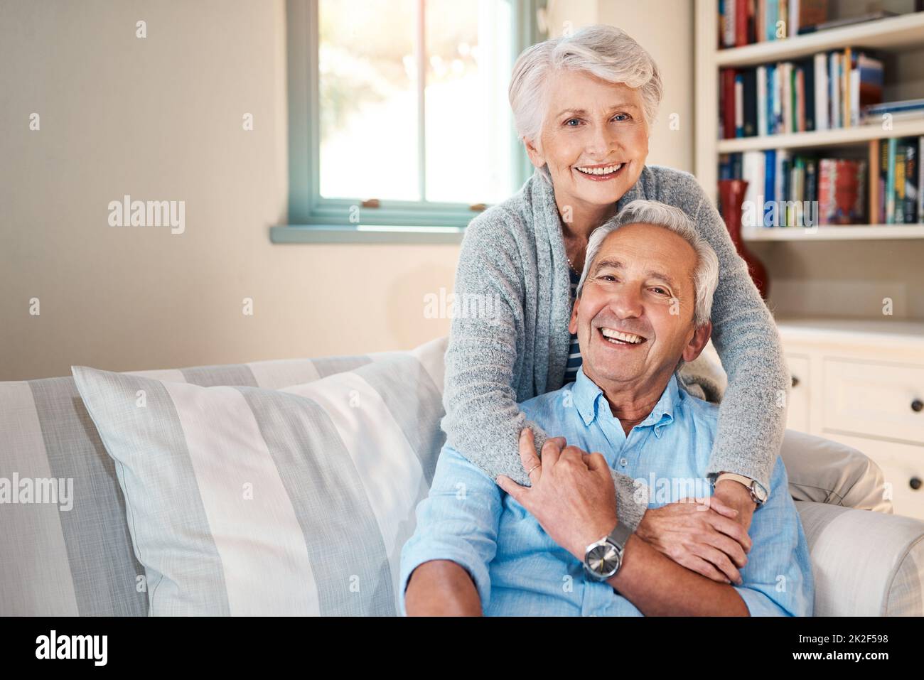 Unsere häusliche Glückseligkeit verwandelte sich in goldene Glückseligkeit. Aufnahme eines älteren Ehepaares, das zu Hause eine gute Zeit verbringt. Stockfoto