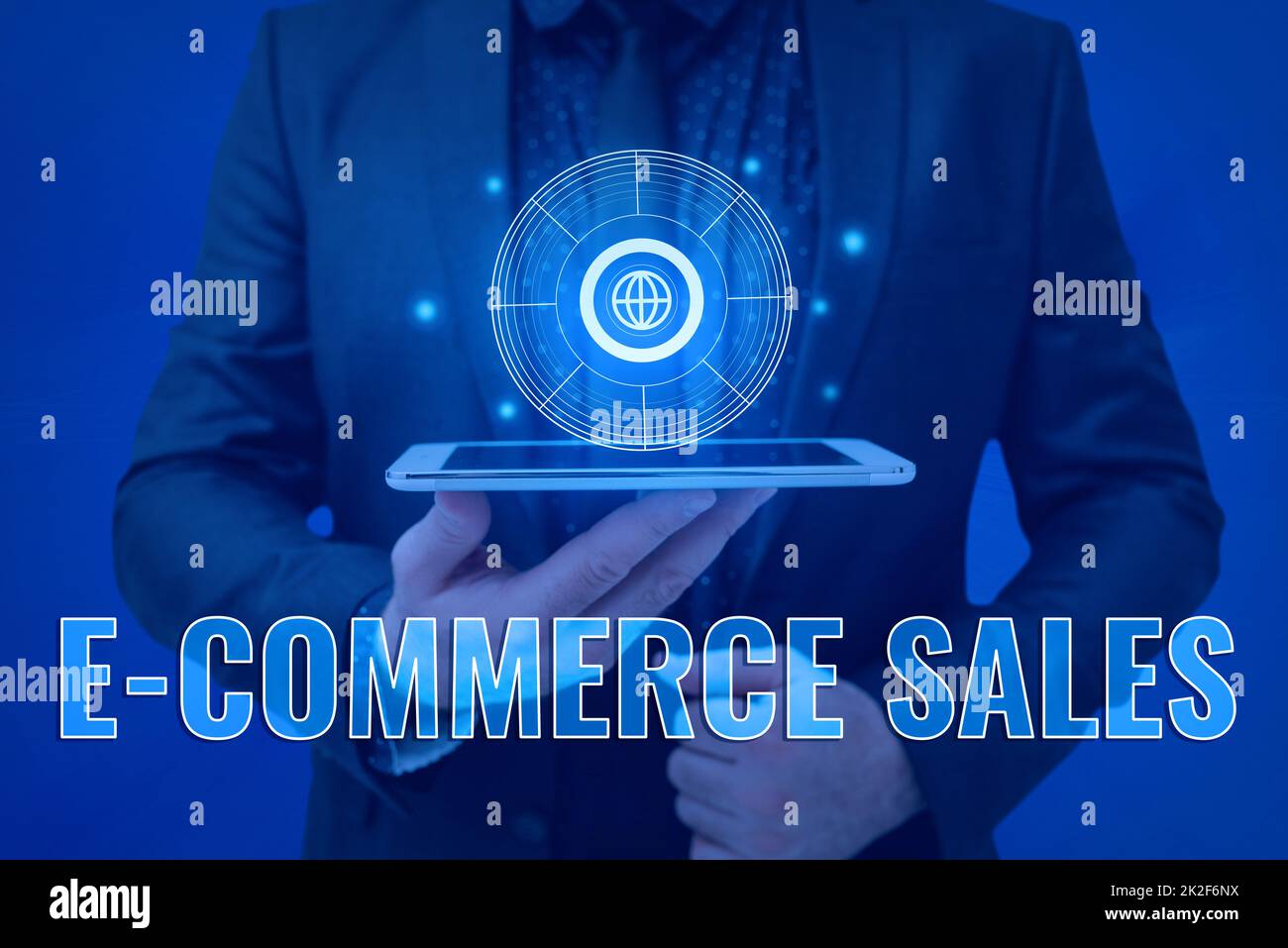 Text mit Inspiration E-Commerce-Umsatz. Wort für die Aktivität des Kaufs oder Verkaufs von Produkten im Online-Service „man Hold Screen“ des Mobiltelefons mit der futuristischen Technologie. Stockfoto