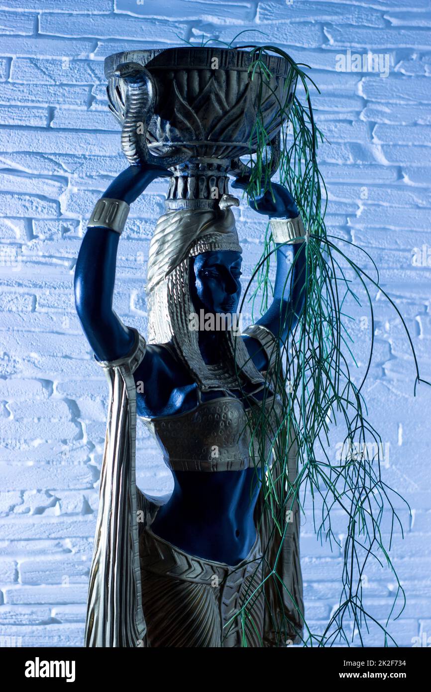 Kleopatras nubische Diener-Statue und Blumentopf Stockfoto