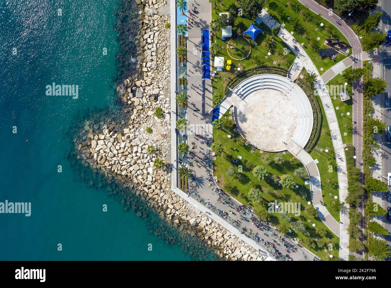 Blick von oben auf den Strandpark in Limassol, Zypern Stockfoto