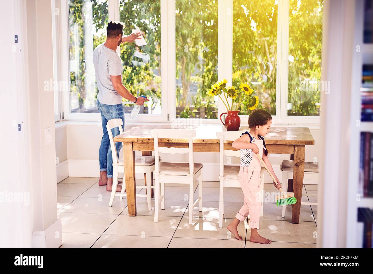 Sauberere Häuser sind glücklichere Häuser. Aufnahme eines Vaters und seiner kleinen Tochter, die zu Hause gemeinsam arbeiten. Stockfoto