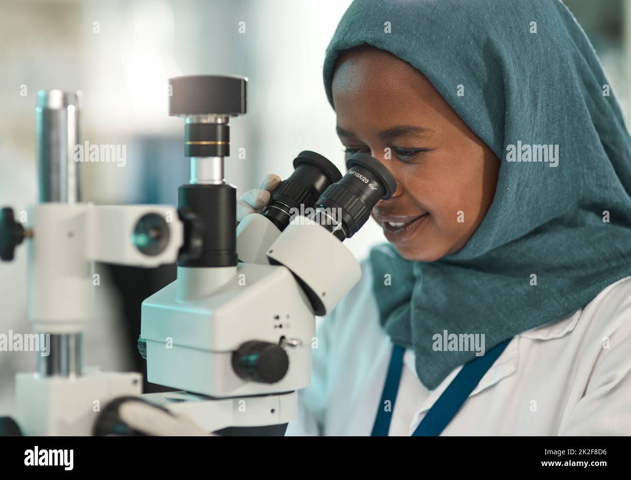 Durchführung fairer Tests. Aufnahme eines jungen Wissenschaftlers mit einem Mikroskop in einem Labor. Stockfoto