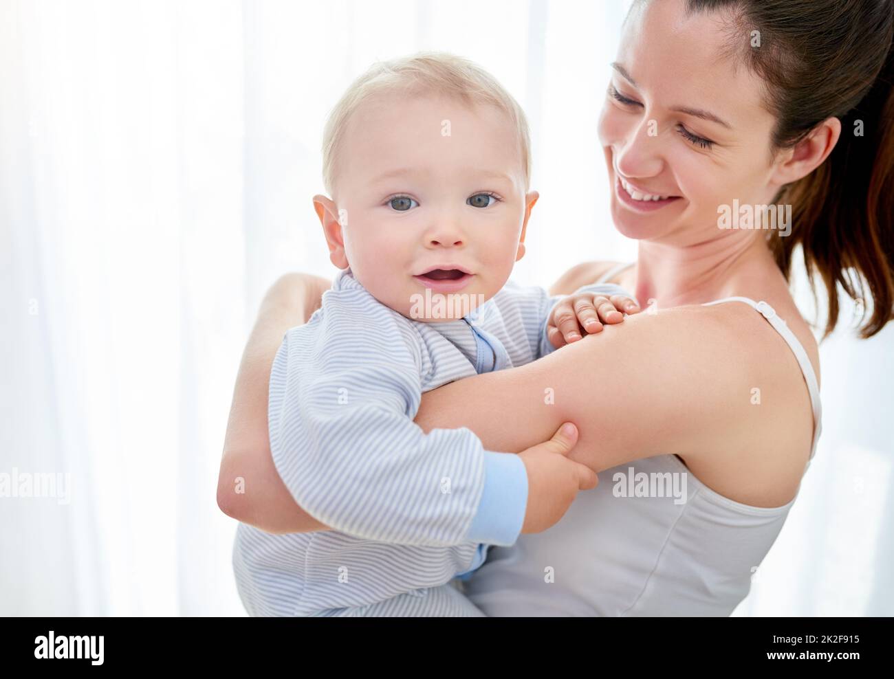 Ich bevorzuge Mutterschaft über alles andere. Aufnahme einer Mutter, die sich mit ihrem kleinen Jungen anklebte. Stockfoto
