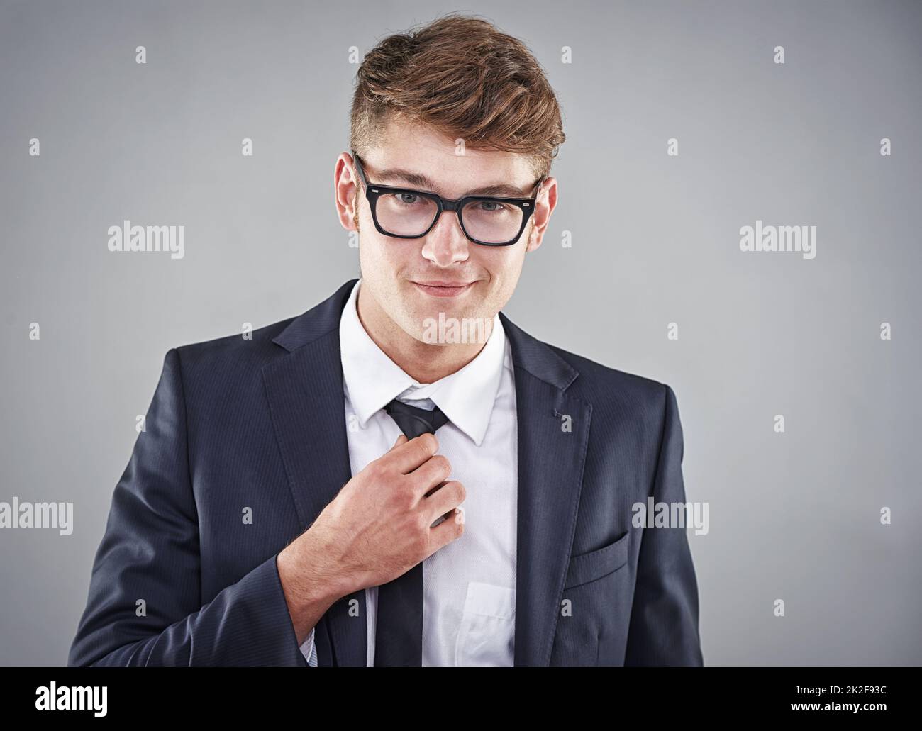 Er sieht stylisch und smart aus. Studioaufnahme eines jungen Mannes in einem Anzug. Stockfoto