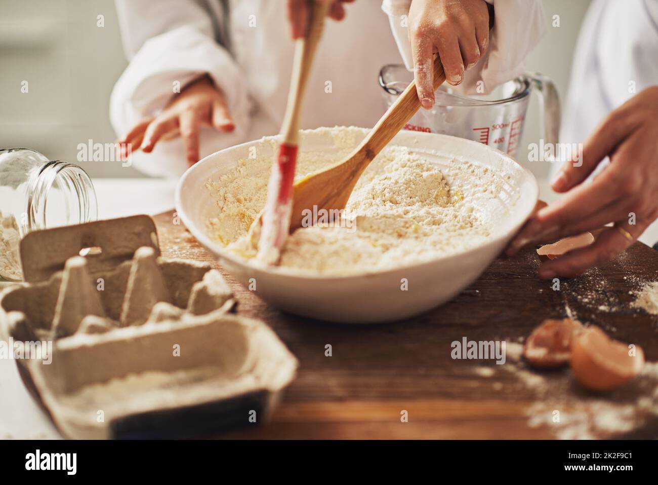 Lassen Sie uns kochen. Ausgeschnittene Aufnahme einer Mutter und ihres Sohnes beim Backen in der Küche. Stockfoto