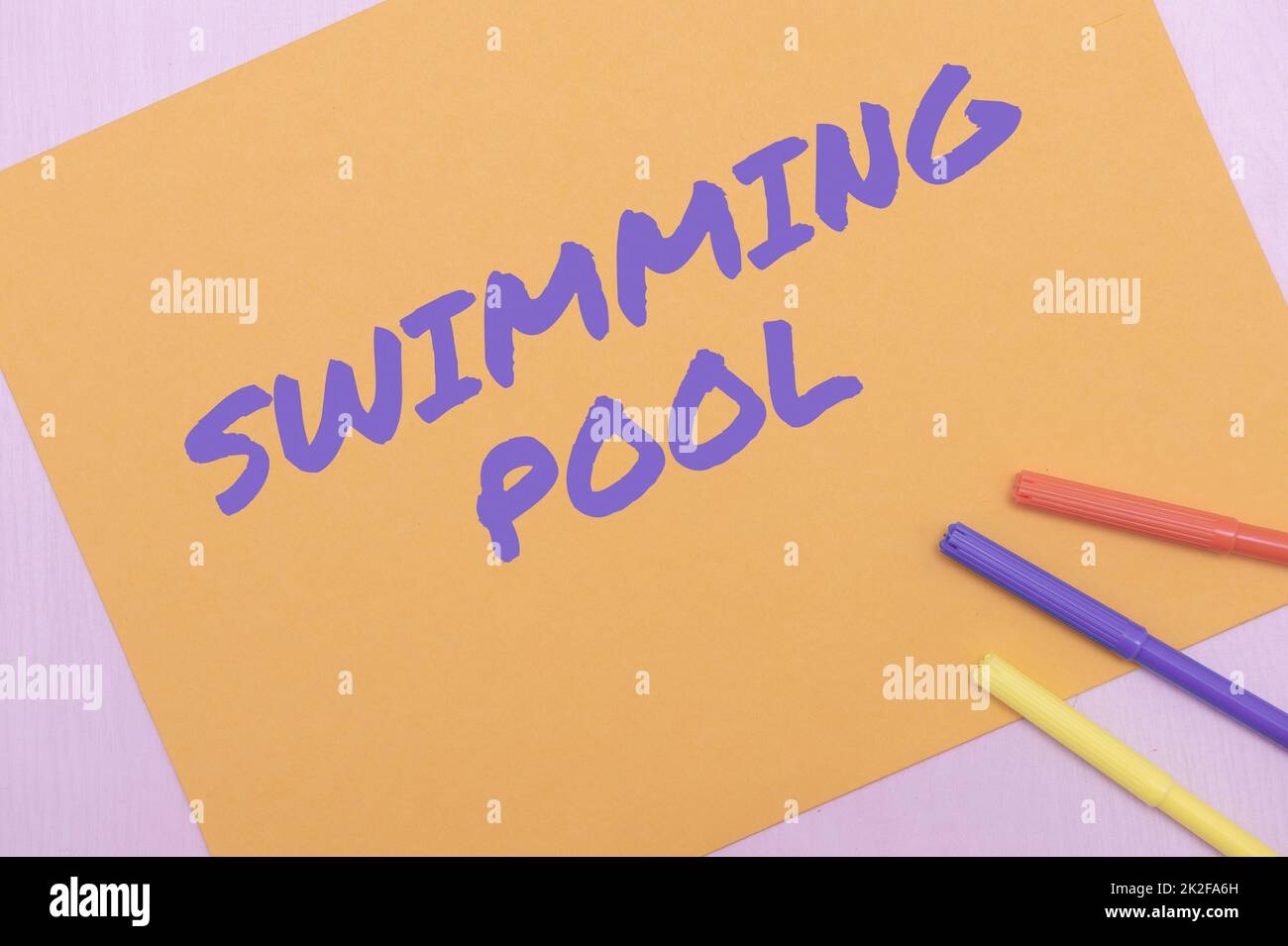 Handgeschriebener Text Swimming Pool. Business-Ansatz-Struktur, die Wasser für Freizeitaktivitäten hält, schickes Schulbüro, Lehrersammlungen, Schreibwerkzeuge Stockfoto