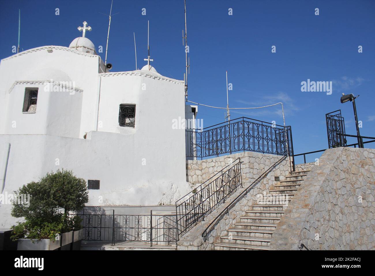 Agios Georgios-Kirche bei Sonnenuntergang auf Lycabettus-Hügel in Athen vor blauem Himmel Stockfoto