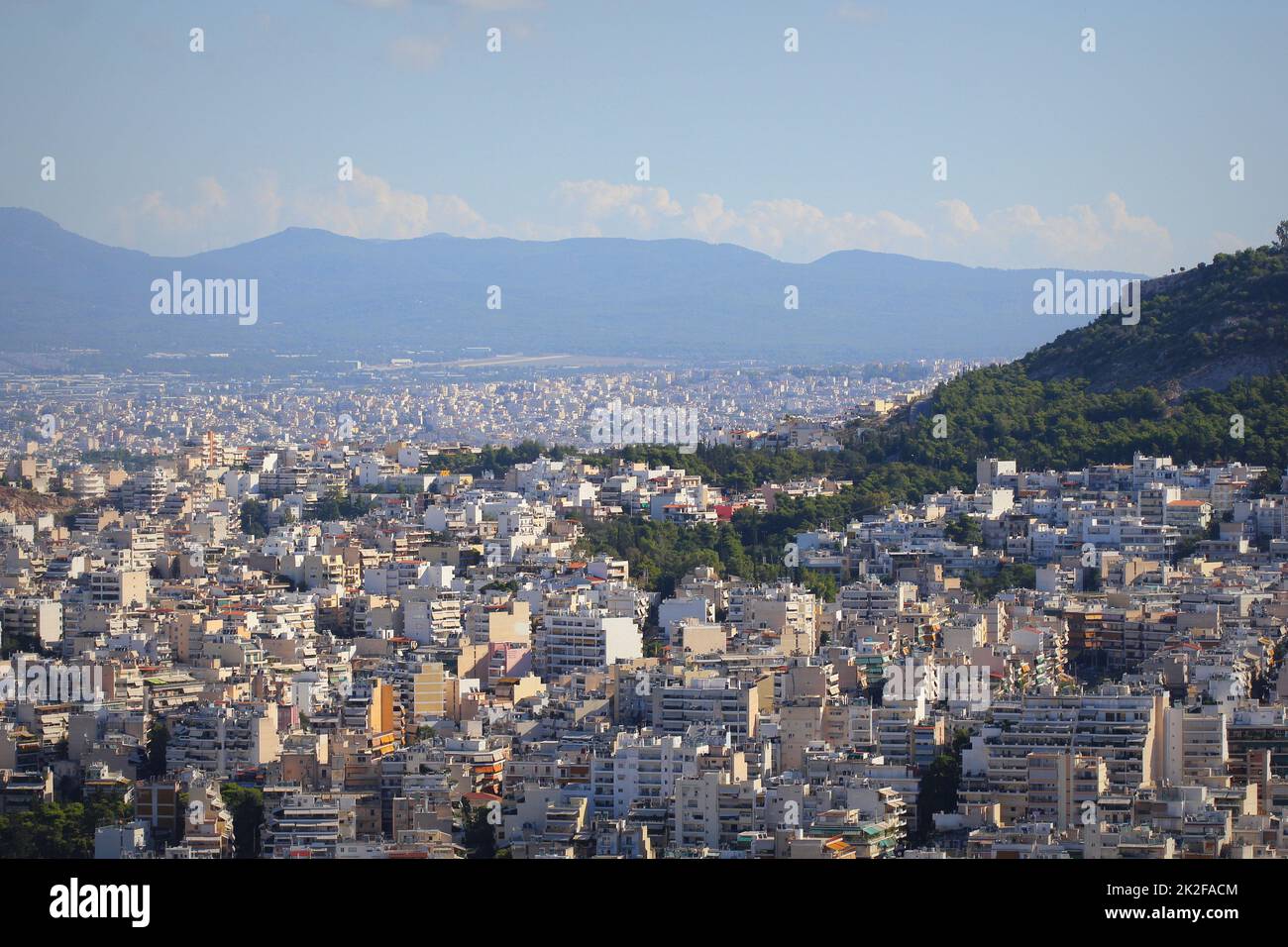 Blick über die Stadt vom Lycabettus-Hügel in Athen, Griechenland. Panorama von Athen. Wunderschöne Stadtlandschaft mit Küste Stockfoto