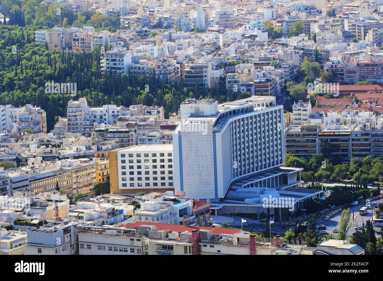 Blick über die Stadt vom Lycabettus-Hügel in Athen, Griechenland. Panorama von Athen. Wunderschöne Stadtlandschaft mit Küste Stockfoto