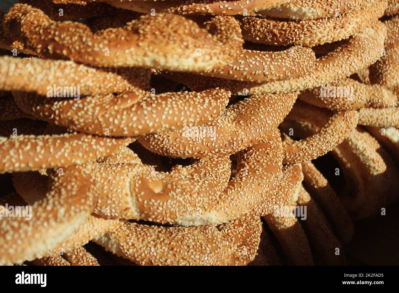 Koulouri: Griechischer Imbiss, ein rundes griechisches Brot mit Sesamsamen. Wird oft von Straßenhändlern verkauft. Sie ähneln dem türkischen Brot "Simit". Bild aufgenommen auf dem Syntagma-Platz Athen Stockfoto