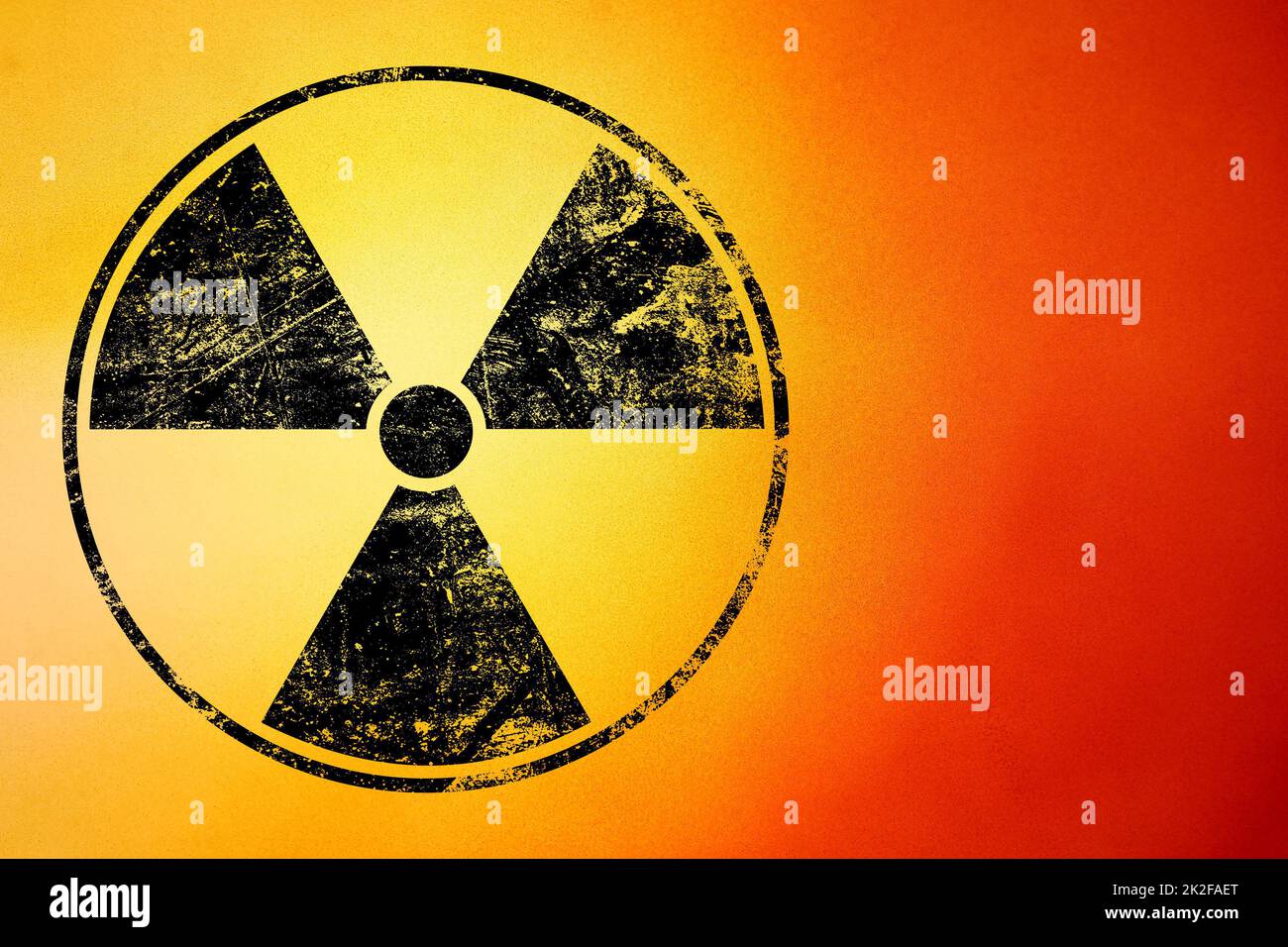 Schwarzes radioaktives Schild auf gelbem Hintergrund Stockfoto