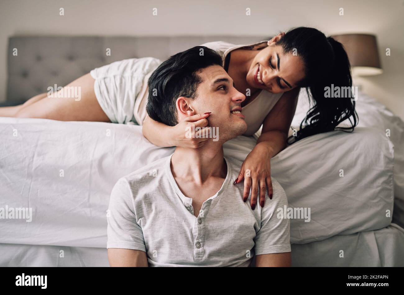 Bleiben wir noch ein wenig länger im Bett. Aufnahme eines liebevollen Paares, das zu Hause viel Zeit miteinander verbringt. Stockfoto