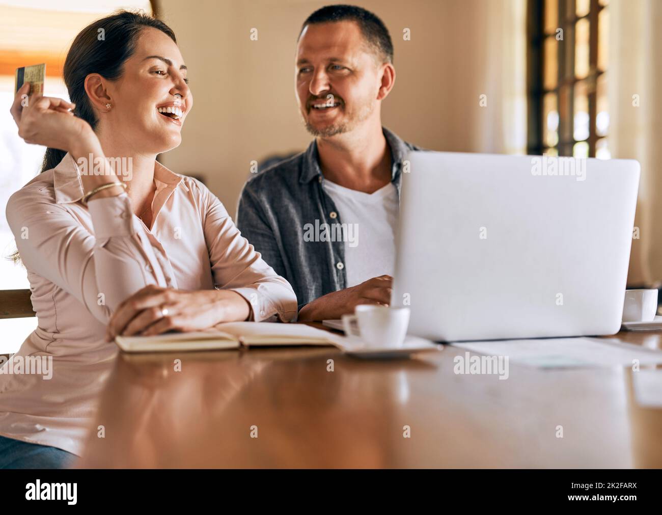 Ihr Finanzbudget schaut nach oben. Eine kurze Aufnahme eines Ehepaares, das zu Hause sein Budget plant. Stockfoto