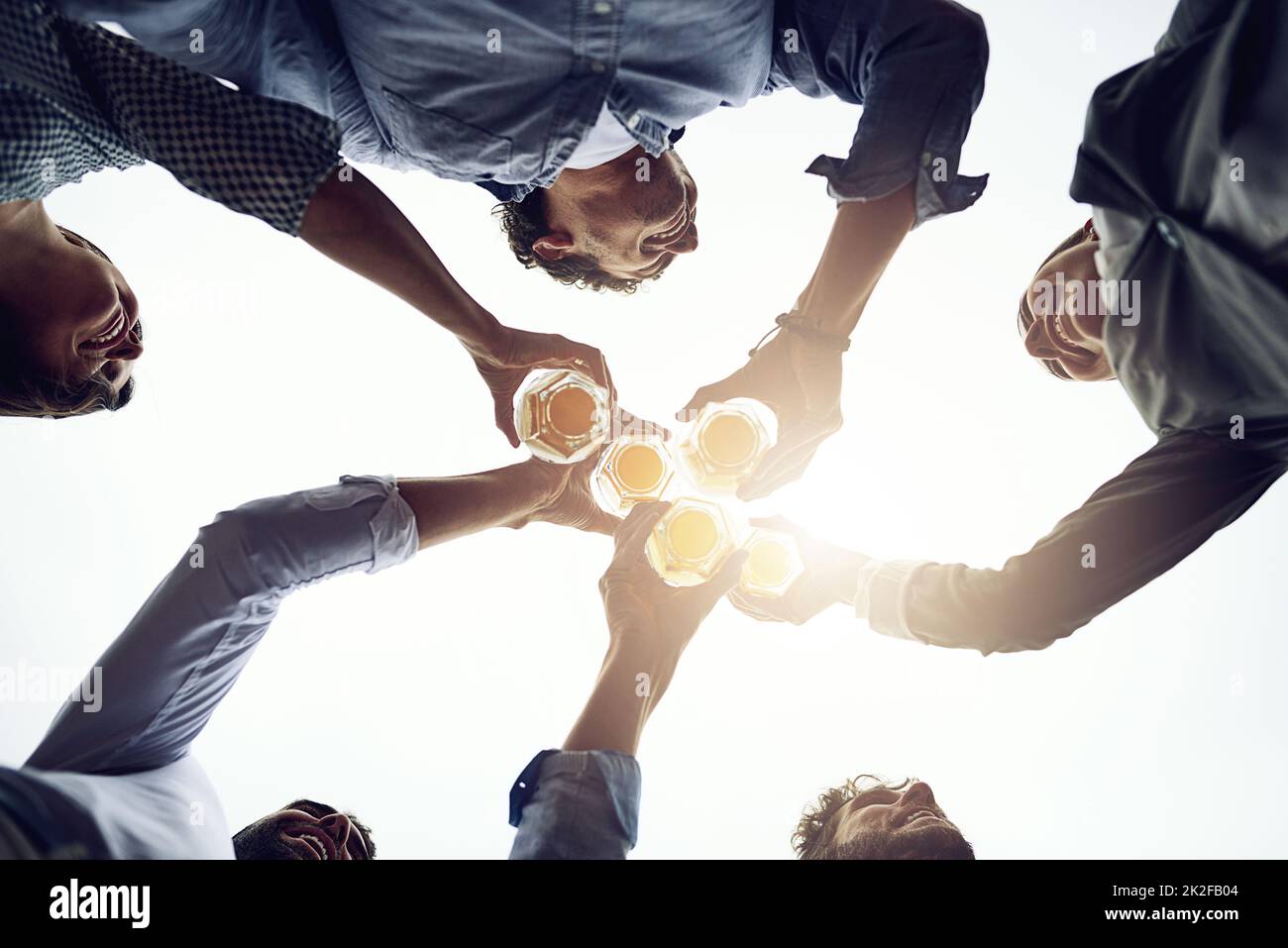 Was für ein Jahr ist das her. Aufnahme einer Gruppe von fröhlichen jungen Arbeitskollegen, die sich zusammentun und tagsüber einen feierlichen Toast mit Bier trinken. Stockfoto