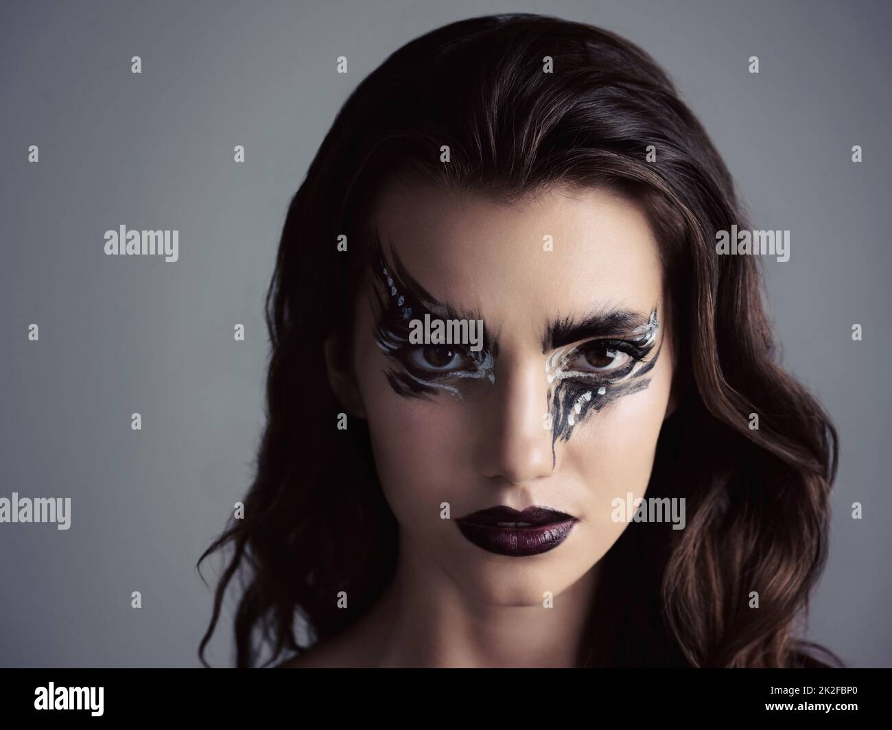 Kommt auf die dunkle Seite. Studio-Aufnahme einer attraktiven jungen Frau mit auffälligem Make-up. Stockfoto