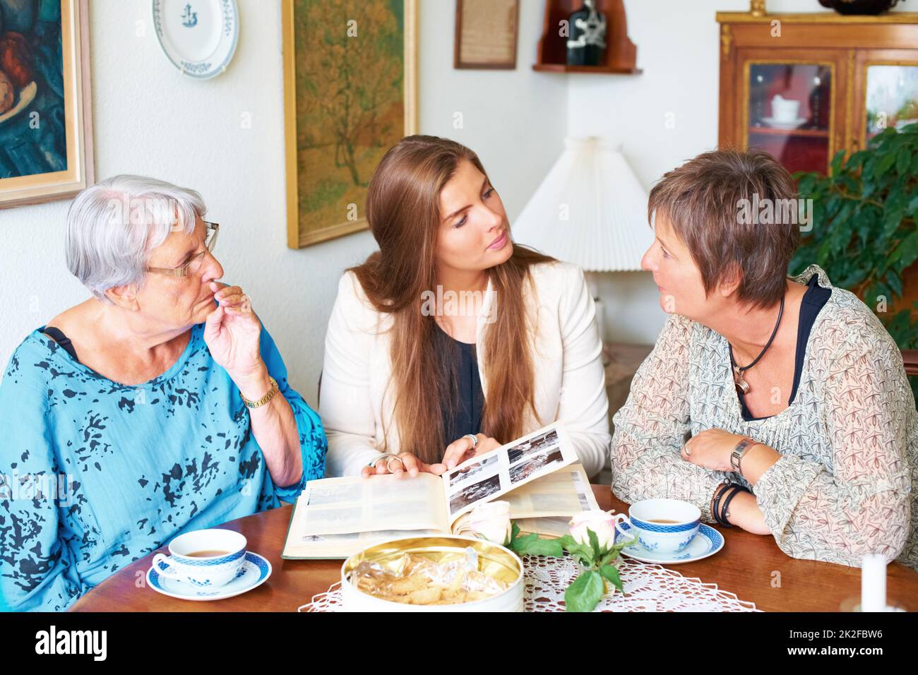 Sie genießen diese Besuche. Aufnahme einer Frau, die mit ihrer Mutter und Großmutter sitzt. Stockfoto