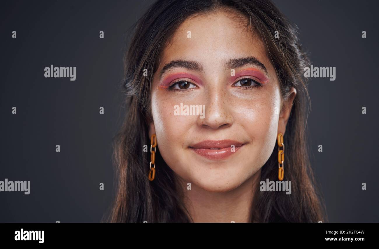 Ich bin zuversichtlich mit mir selbst. Beschnittenes Porträt eines attraktiven Teenagers, das allein vor dunklem Hintergrund im Studio steht. Stockfoto