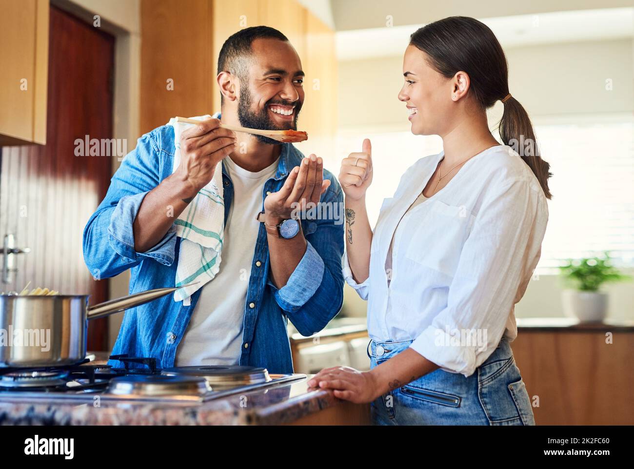 Schmeckt es gut? Aufnahme eines Paares, das zu Hause zusammen kocht. Stockfoto