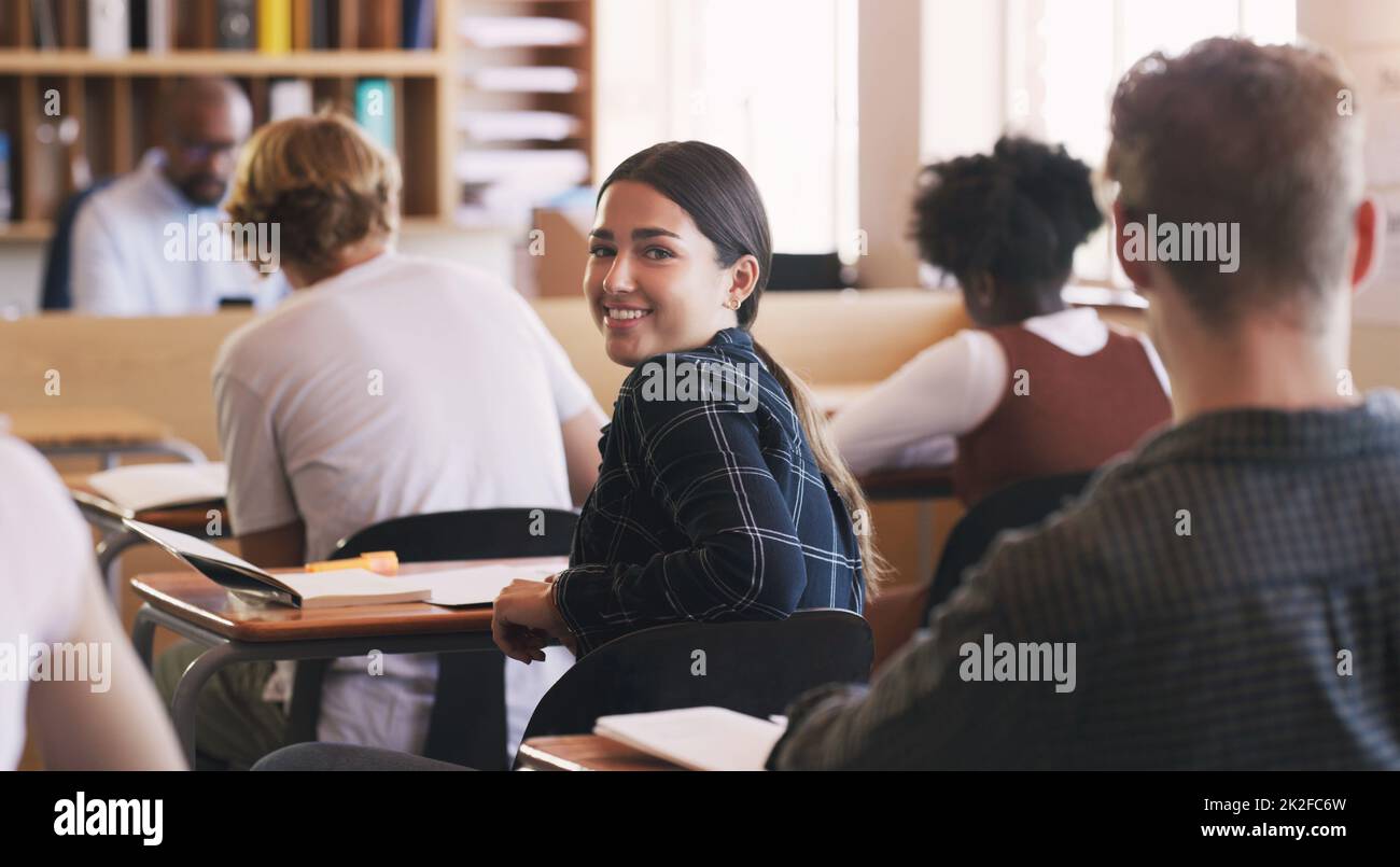 Meine Erfolgsgeschichte beginnt jetzt. Porträt eines Teenagers in einem Klassenzimmer an der High School. Stockfoto