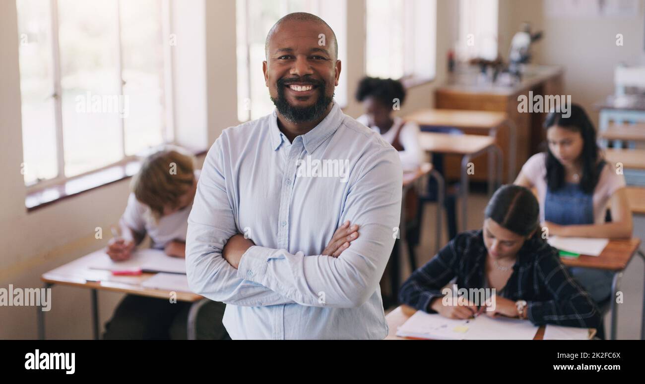 Willkommen in unserer Welt des Lernens. Porträt eines reifen Mannes, der eine Klasse von Teenagern unterrichtet. Stockfoto