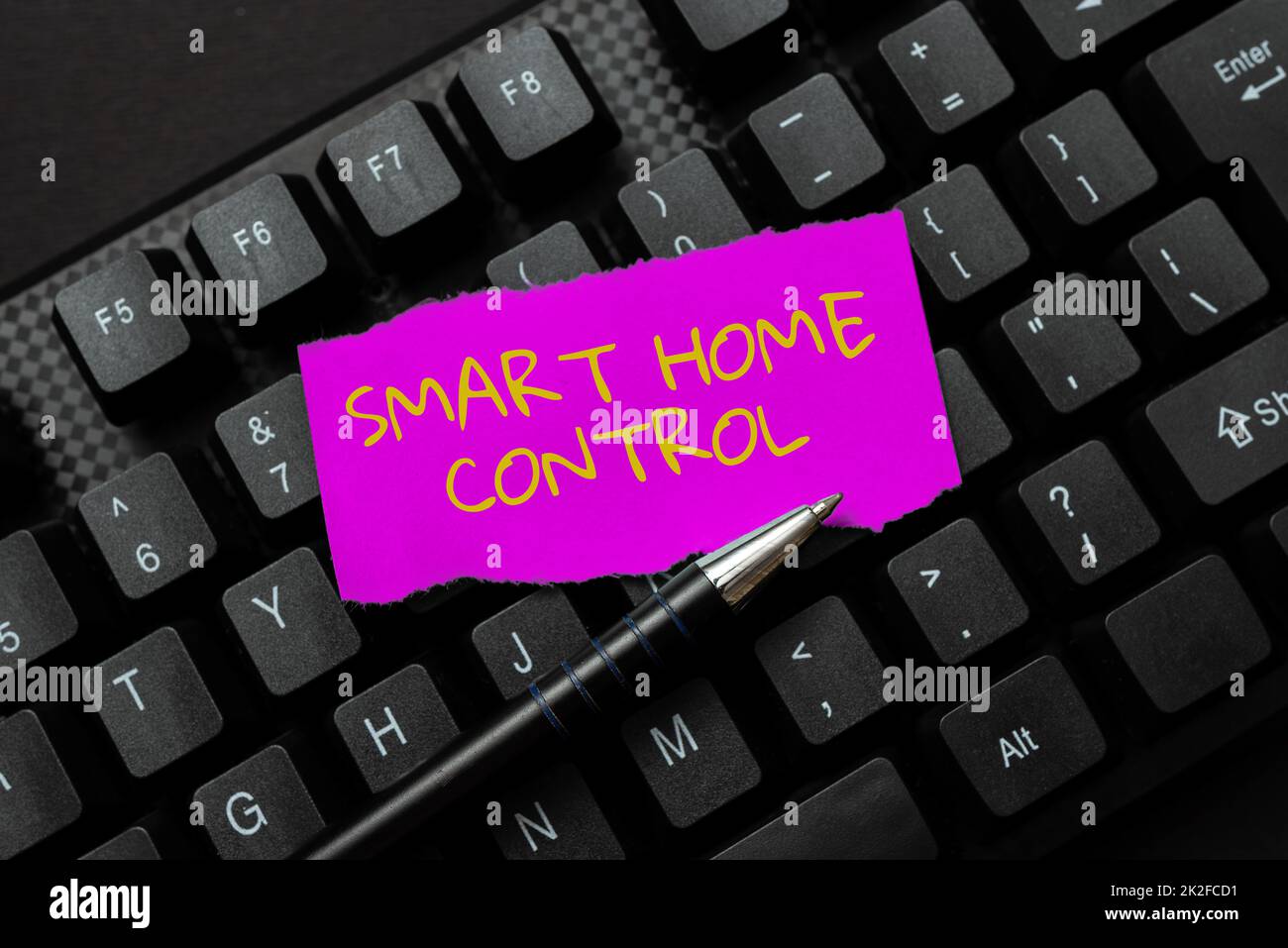 Schild mit Smart Home Control. Word for bietet den Besitzern Sicherheit, Komfort und Energieeffizienz durch Schreiben von Geschäftsvereinbarungen, Schreibarbeiten Neuer verbindlicher Vertrag Stockfoto