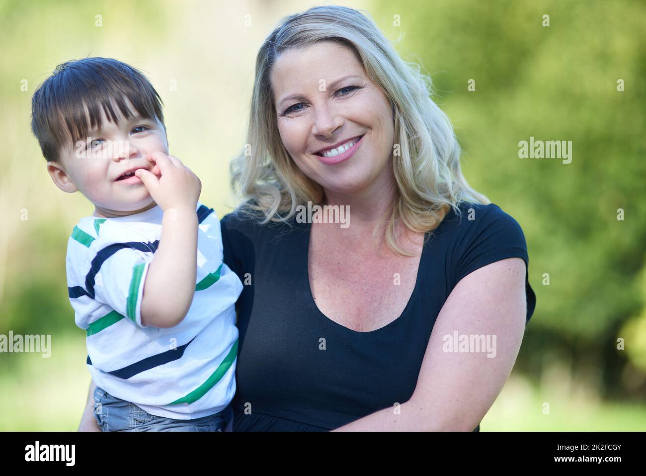 HES mein Stolz und meine Freude. Porträt einer glücklichen Mutter, die ihren kleinen Jungen hält. Stockfoto