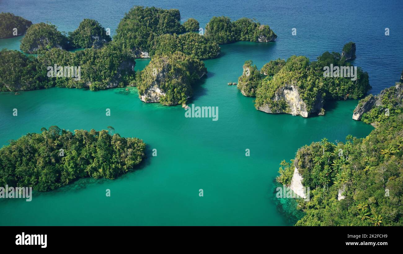 Ein wunderschönes Reiseziel, das allen Erwartungen trotzt. High-Angle-Aufnahme der schönen Inseln Indonesiens. Stockfoto